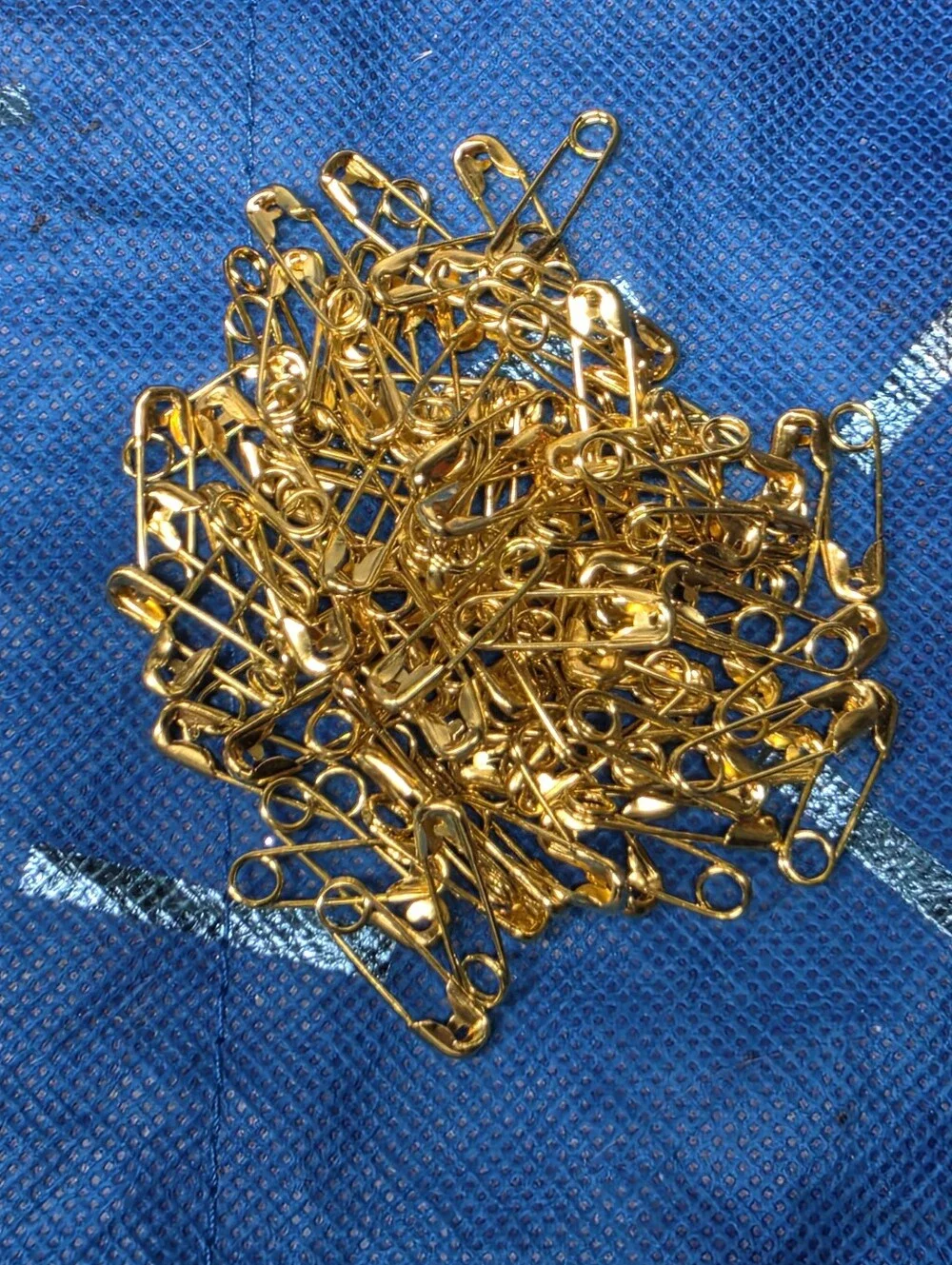 Lot Of Small 1/2 Inch Gold And Silver Safety Pins